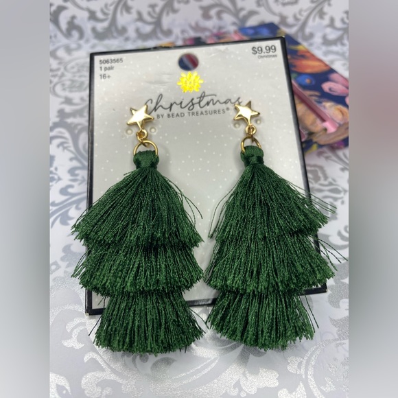 Pine Tree Style Strand with Gold-Tone Star Earrings - Picture 5 of 8